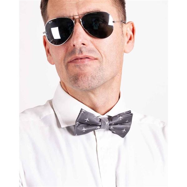 EEROPLANE Bow Tie Boeing 737, asphalt