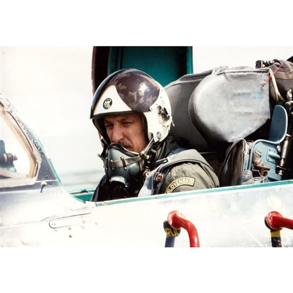 Model MiG-21MF Fishbed-J Slovak Air Force, signature 1:72