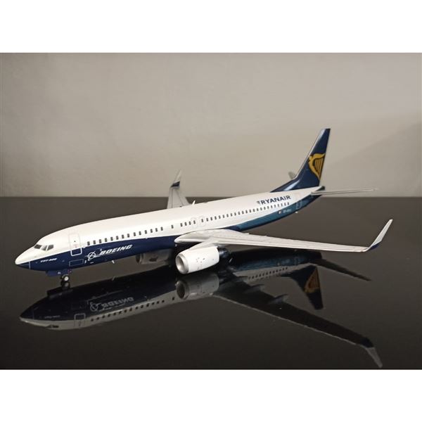 Model B737 Ryanair "Dreamliner" 1:200