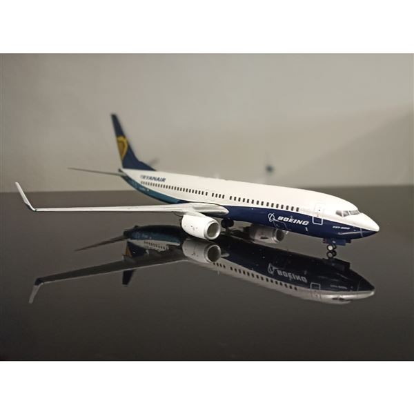 Model B737 Ryanair "Dreamliner" 1:200