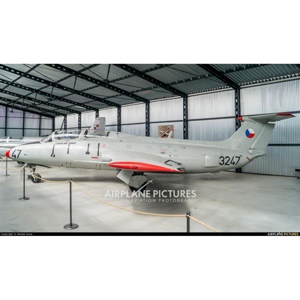 Model L-29 Delfin No. 3233 CAF 1:72