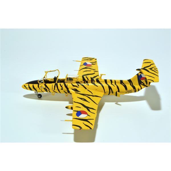 Model L-29 Delfín No. 2853 "Tiger" CAF 1:72