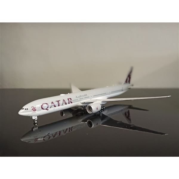 Model B777 Qatar "25 Years Of Excellence" 1:400